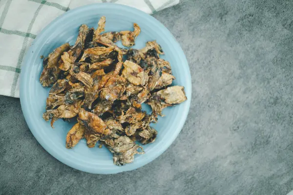 Mavi seramik tabakta kurutulmuş kalamar tuzlu aperatif. Üst görünüm