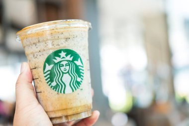 Bangkok, Samut Prakan - 18 Haziran 2022: Starbucks kahvesinden bir fincan Almondmilk beyaz afogato frappuccino. Starbucks dünyanın en büyük kahve dükkanıdır ve çok popülerdir.