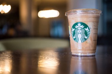 Bangkok, Samut Prakan - 18 Haziran 2022: Starbucks kahvesinden bir bardak beyaz çikolatalı afogato frappuccino. Starbucks dünyanın en büyük kahve dükkanıdır ve çok popülerdir.