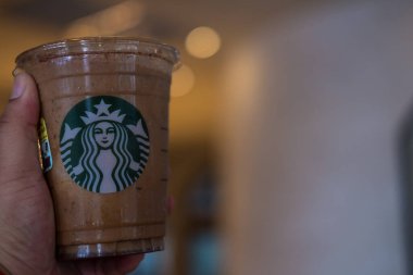 Bangkok, Samut Prakan - 18 Haziran 2022: Starbucks kahvesinden bir bardak beyaz çikolatalı afogato frappuccino. Starbucks dünyanın en büyük kahve dükkanıdır ve çok popülerdir.