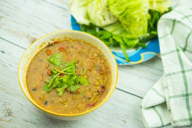 Baharatlı uskumru ve mayalanmış balık, acı biber sosu karışımı. Kaynamış sebze ve pilav yiyebilirsin. Tayland tarzı yemek.