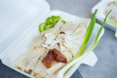 Tayland usulü taze börekler, Tayland 'da Por Pia Sod, taze sebzeler, lahanalar, pirinç kağıdıyla sarılmış sebzeler yengeç eti ve özel sosla servis edilen taze biber.