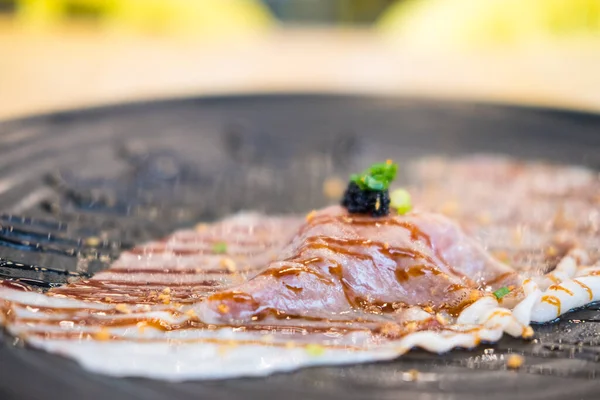 Orta pişmiş otantik A5 sınıfı Japon wagyu bifteği soslu suşi..