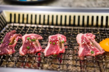 Japon wagyu bifteği Yakiniku restoranında çelik ızgarada dilimlenmiş.