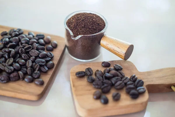 Mini Üvegedények Őrölt Kávéporral Pörkölt Kávébabbal Deszkán — Stock Fotó
