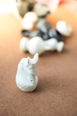 Plastik şövalye satranç taşlarına yakın çekim, Tayland satrancı. Tayland satrancı, Tayland 'da bir hobi ve spordur. Oyuncunun başarı stratejisi için beynini eğitmesi gerekir..