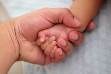 Yeni doğan bebek baba eliyle. Çocuklar, aşk, ilişki, ebeveynlik kavramı. Kapat.