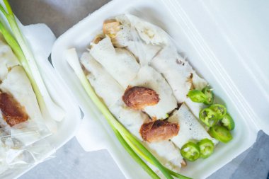 Taze yumurta ruloları beyaz kutuya sarılmış roti hamur örtüsü