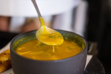 Bir kase ev yapımı kabak çorbası. Kapat.