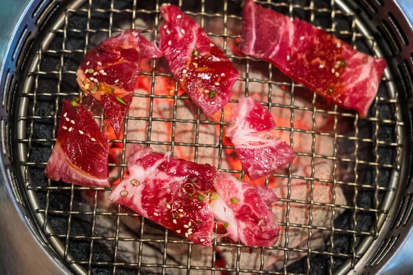 优质珍稀牛肉片的顶视图 为Yakiniku 提供的石板上有高大理石质感的牛肉的许多部分 — 图库照片