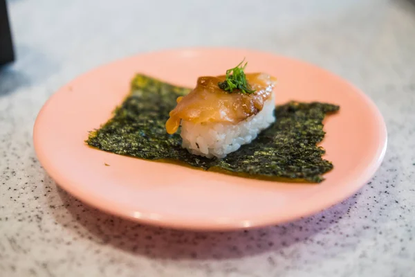 Sushi Single Serve Wykonane Kałamarnicy Umieszczonej Talerzu Wodorostów Morskich Różowym — Zdjęcie stockowe