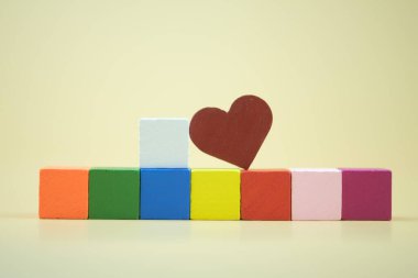 Kırmızı kalp şekli boş ahşap bloğa yerleştirilmiş.