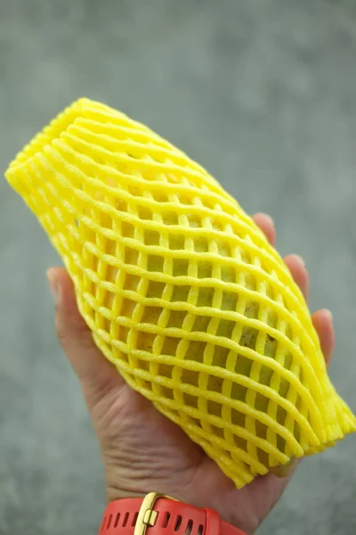 Golden Mango Yellow Mango Gewikkeld Met Geel Net Schuim Hand — Stockfoto