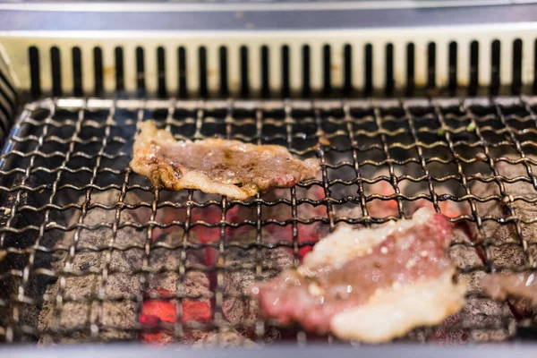 Sizzling Carne Grelha Fatias Carvão Vegetal Coreano Japonês Churrasco Estilo — Fotografia de Stock