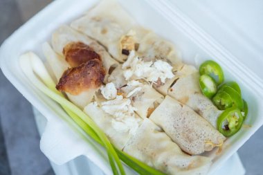 Taze sebzeli Tayland böreği, lahana, pirinç hamuru sarılı sebze yengeç eti ve özel soslu taze biber.