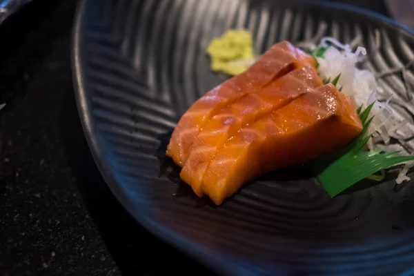 日本の有名なメニューは鮭の刺身です 新鮮で生の魚を使って顧客にサービスを提供しています — ストック写真