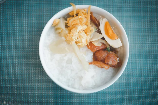 Semangkuk Nasi Rebus Thai Dengan Sosis Cina Telur Asin Tampilan — Stok Foto