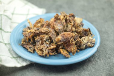 Mavi tabakta kızarmış tuzlu kalamar. Deniz ürünlerinin korunması veya işlenmesi kavramı