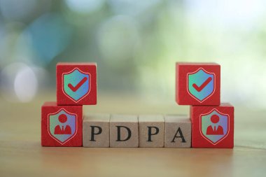 Kalkan ikonlu kırmızı tahta blok ve metin PDPA 'lı insan simgeleri. Kişisel Veri Koruma Yasası veya PDPA kavramı.