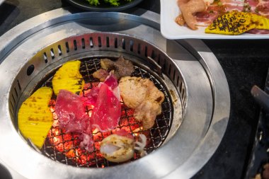 Japon usulü ızgara et ya da ızgara yakiniku. Kapat.