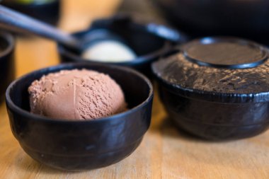 Tahta masada bir kase çikolatalı dondurma.