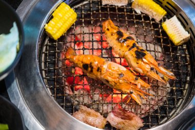 Izgara dev nehir karidesi ocakta kömürün üstünde ızgara. Kapat.