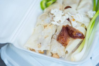 Taze sebzeli Tayland böreği, lahana, pirinç hamuru sarılı sebze yengeç eti ve özel soslu taze biber.