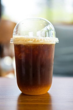 Sade kahve ve portakal suyu. Kafedeki ahşap masada füzyon kahvesi.