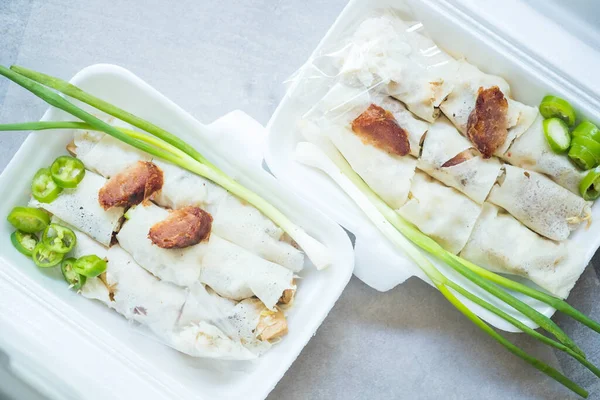 两盒螃蟹新鲜春卷 与甜酱汁 葱和意大利面包裹在白盒中 — 图库照片