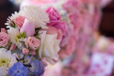 Bir buket pembe çiçek. Kapat.