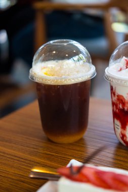 Sade kahve ve portakal suyu. Kahve ve portakal suyunun mükemmel kombinasyonu.