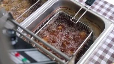 Tavuk kızartırken kızgın yağ.. 