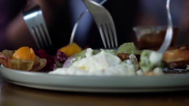 Arkadaşlarının ballı tost yemesini, tatlı pastanenin tadını çıkarmasını ve restoranda mutlu mesut içki içmesini.