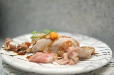 Bir tabak dilimlenmiş ve kavrulmuş Japon bifteği suşi, birinci sınıf suşi.