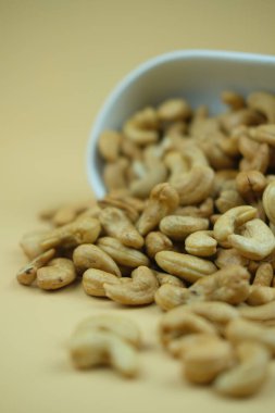 Fındıklı beyaz kase. Kapat.