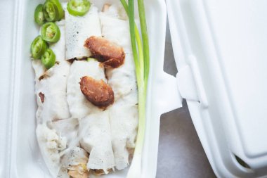 Taze sebzeli Tayland böreği. Köpük kutusunda servis edilen özel soslu taze sebze..