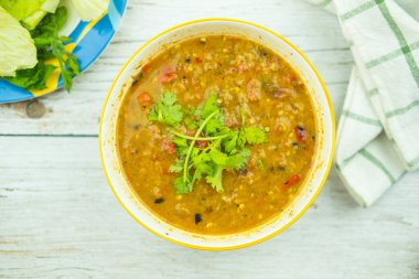 Baharatlı uskumru ve mayalanmış balık, acı biber sosu karışımı. Kaynamış sebze ve pilav yiyebilirsin. Tayland tarzı yemek.