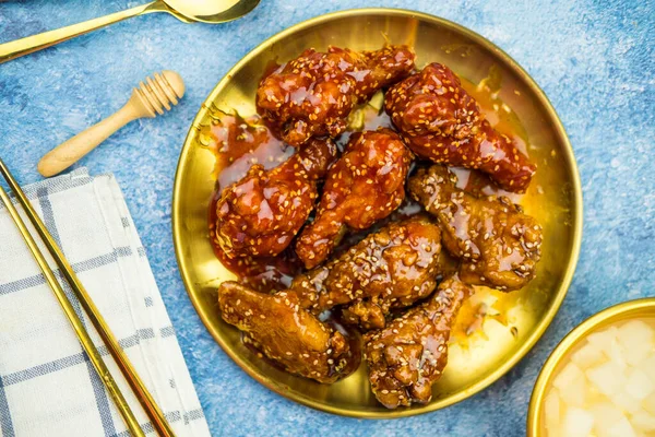Deep Fried Chicken Wings Barbecue Sprinkled White Sesame Golden Plate — 图库照片
