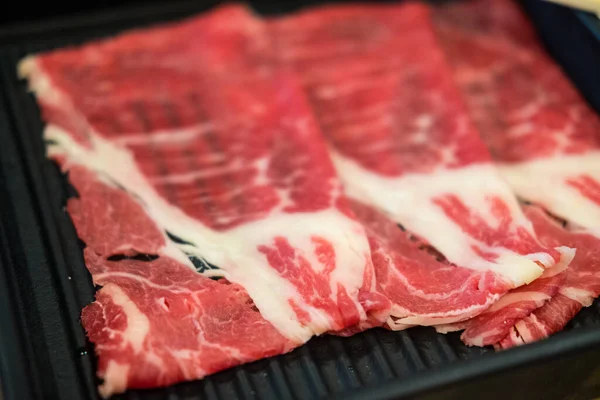 Carne Fresca Crua Fatiada Com Textura Marmorizada Servida Para Sukiyaki — Fotografia de Stock