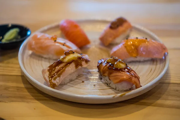 Grilled Salmon Aburi Sushi Set Japanese Sushi Restaurant — Fotografie, imagine de stoc