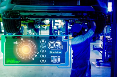 Asyalı otomobil tamircisi ile arabayı kontrol etmek için dijital holografik akıllı araba arayüzü. Araba motor parçalarını tamir ve onarım için kontrol etmek ve teşhis etmek için.