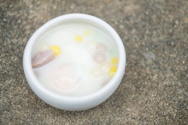 Şamandıra beyaz seramik kasede bir tatlıdır. Seçici odak