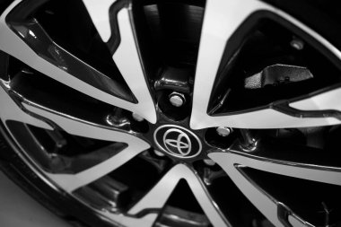 Samut Prakan, Tayland - 23 Temmuz 2022: Yepyeni Toyota Corolla Cross araba galerisinin alaşımlı tekerlek lastiğini kapatın. Modern ulaşım.