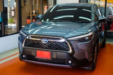 Samut Prakan, Tayland - 23 Temmuz 2022: Yeni Toyota Corolla Cross marka, 1.8 litrelik hibrit motorlu, gök mavisi metalik bir araba.