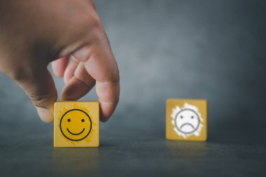 Müşteri elini kapat. Mutlu gülen yüzü seç. Tahta küpün üzerindeki üzgün yüz simgesini seçerek anket, değerlendirme, değerlendirme, servis tatmini, değerlendirme ve geri bildirim yap.