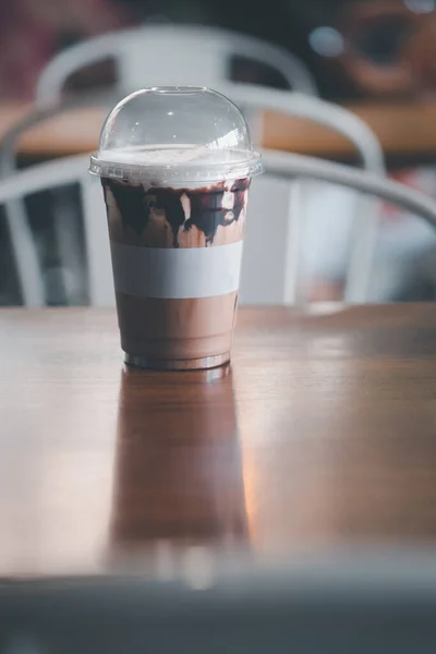 Kopi Moka Dingin Dengan Susu Kental Dan Saus Coklat Dalam — Stok Foto