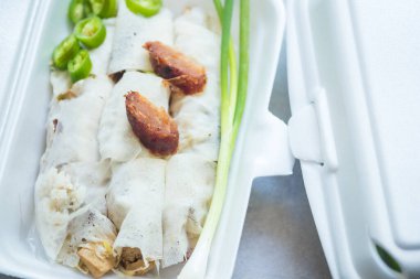 Köpük kutusunda servis edilen ünlü geleneksel Tayland taze böreği. Teslimat ya da paket servis kavramı.