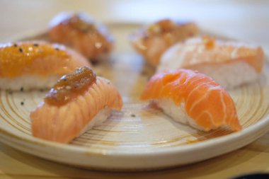 Somon sushi nigiri ızgara veya aburi, Japon geleneksel yemeği, seçici odaklanma.