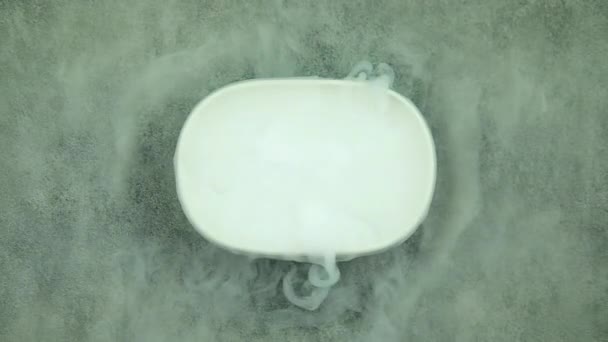 Vapeur Fumée Est Créée Versant Eau Dans Glace Sèche Dans — Video