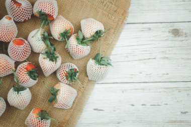 Paket içinde olgun kırmızı çilekler. Üst görünüm